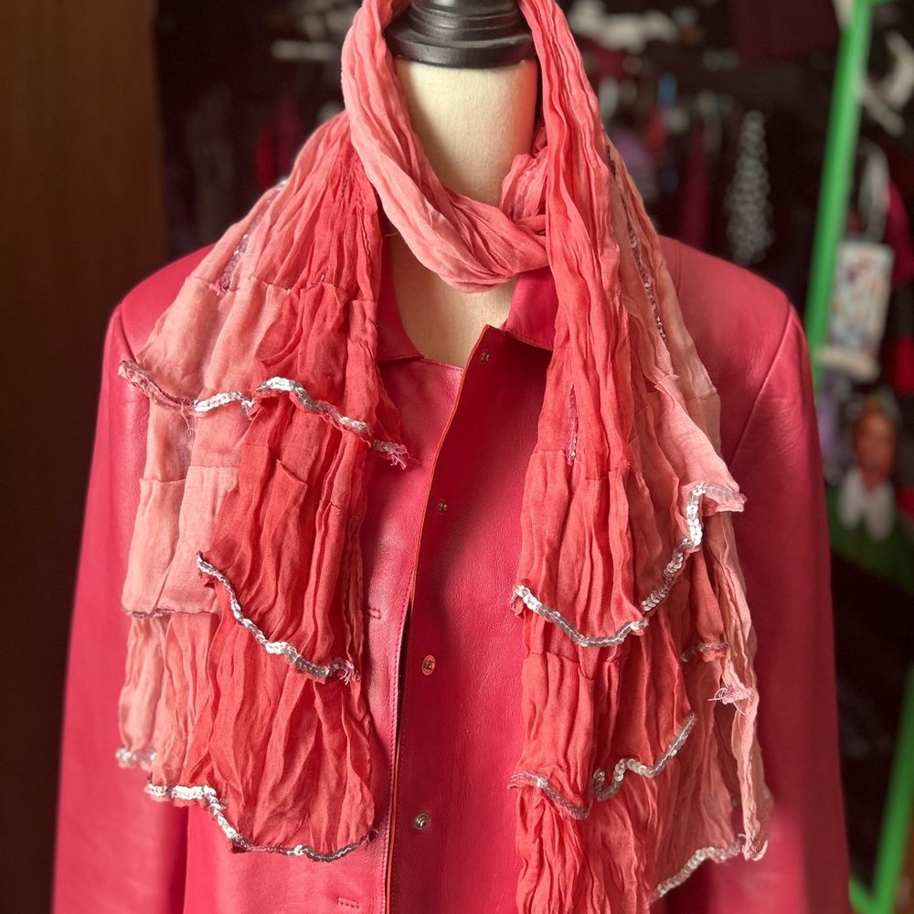 Sequined scarf in shades of pink